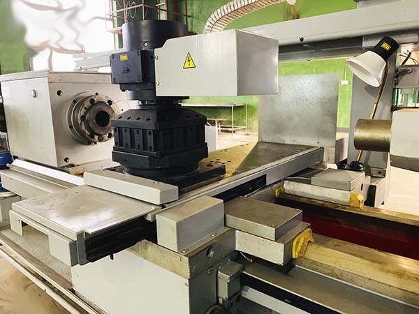 Загальний вигляд токарного верстата з ЧПУ 16М30Ф3 Загальний вигляд токарного верстата з ЧПУ 16М30Ф3